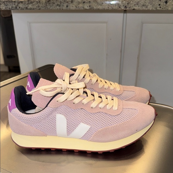 Brand new and never worn Veja  Women's Rio Branco low top Sneakers - Picture 4 of 8